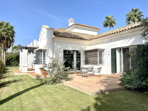 Moderne, traditionelle andalusische Villa mit atemberaubender Aussicht in Sotogrande Alto zur kurzfristigen Vermietung verfügbar