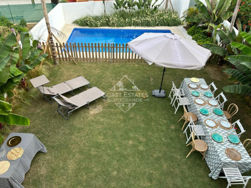 Modernes Einfamilienhaus in Pueblo Nuevo mit privatem Garten und Swimmingpool zur Sommervermietung verfügbar