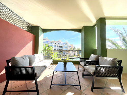 Amplio apartamento de dos dormitorios con vistas a la marina en Isla Tortuga en Sotogrande