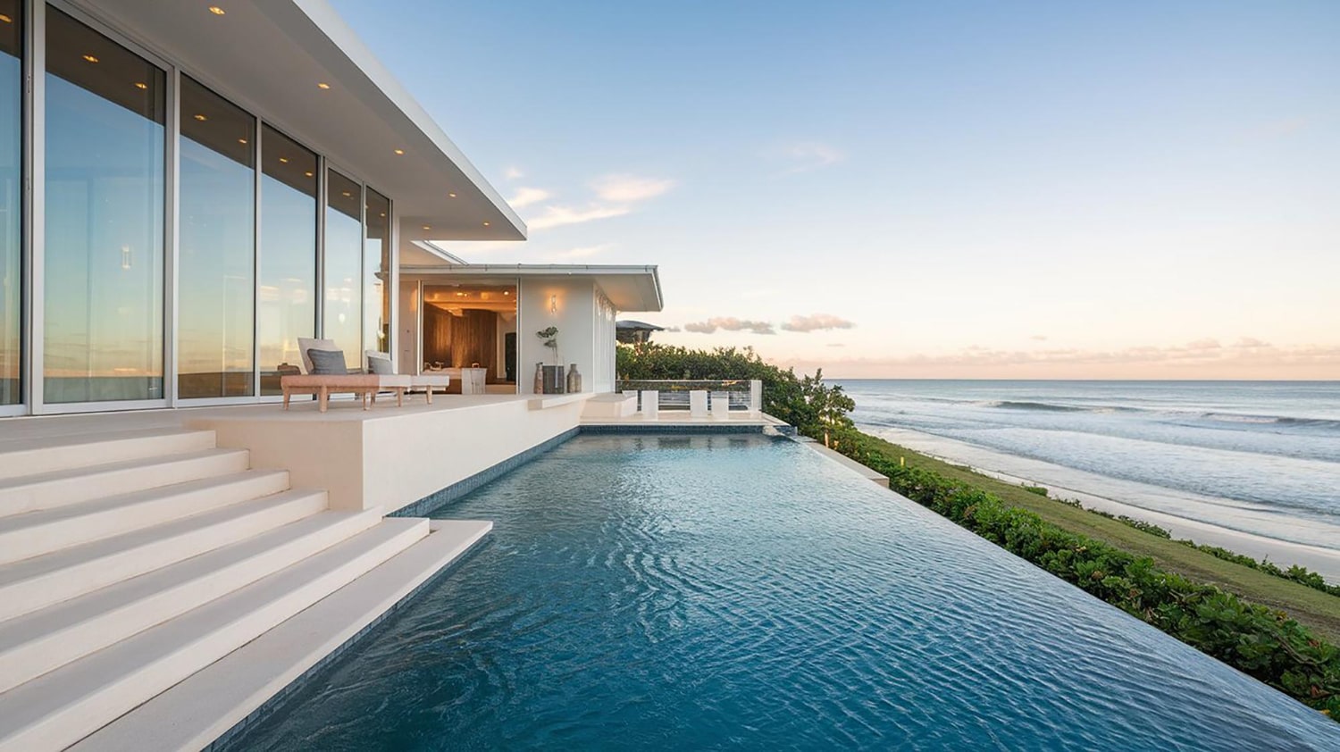 Modern beachfront villa with infinity pool overlooking the ocean, luxury property for sale in Sotogrande