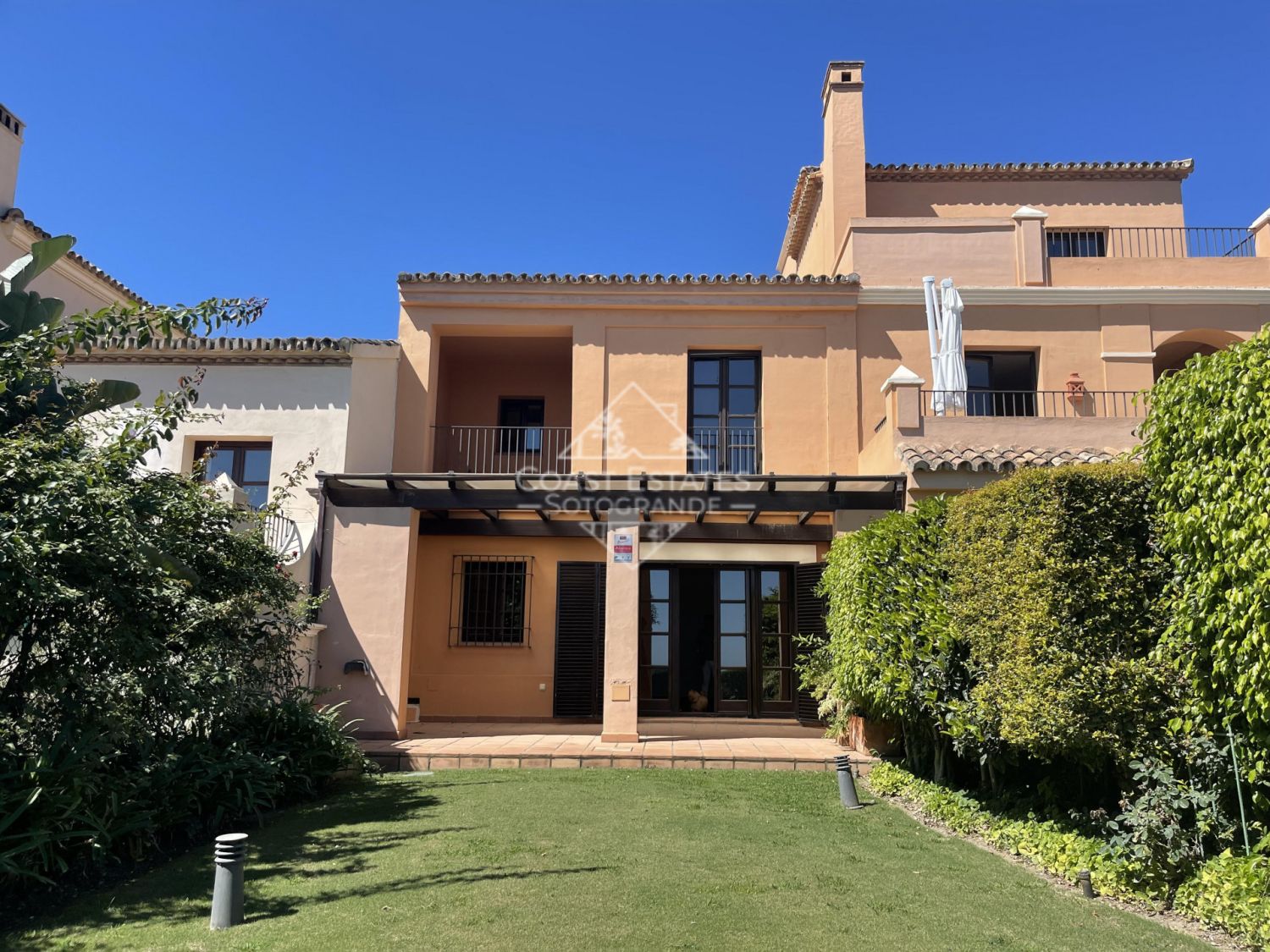 Traditionelles Stadthaus im andalusischen Stil in Los Cortijos de la Reserva zum Verkauf