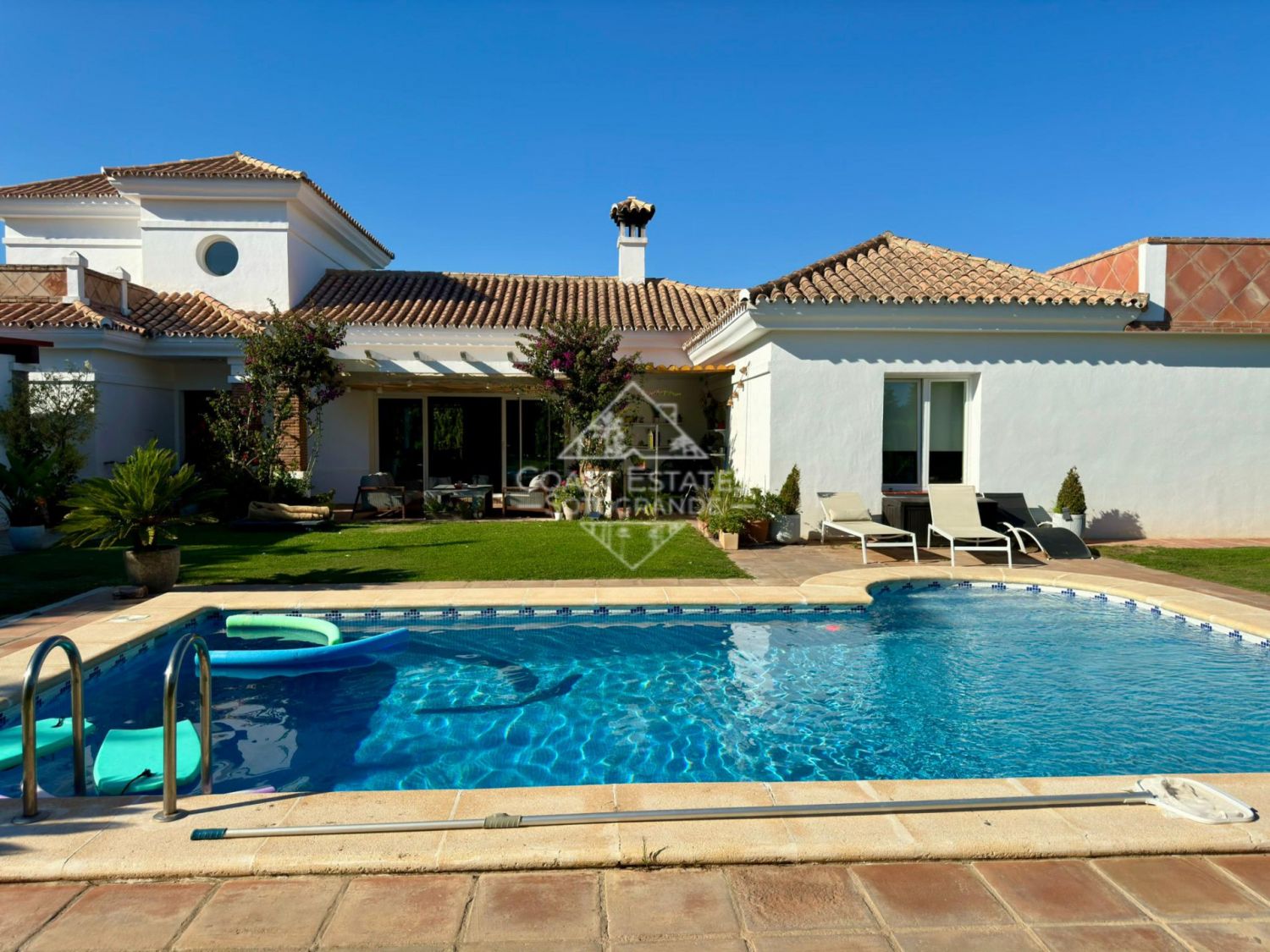 Villa familiar con 5 dormitorios en zona cotizada de Sotogrande Costa disponible para alquiler a corto plazo