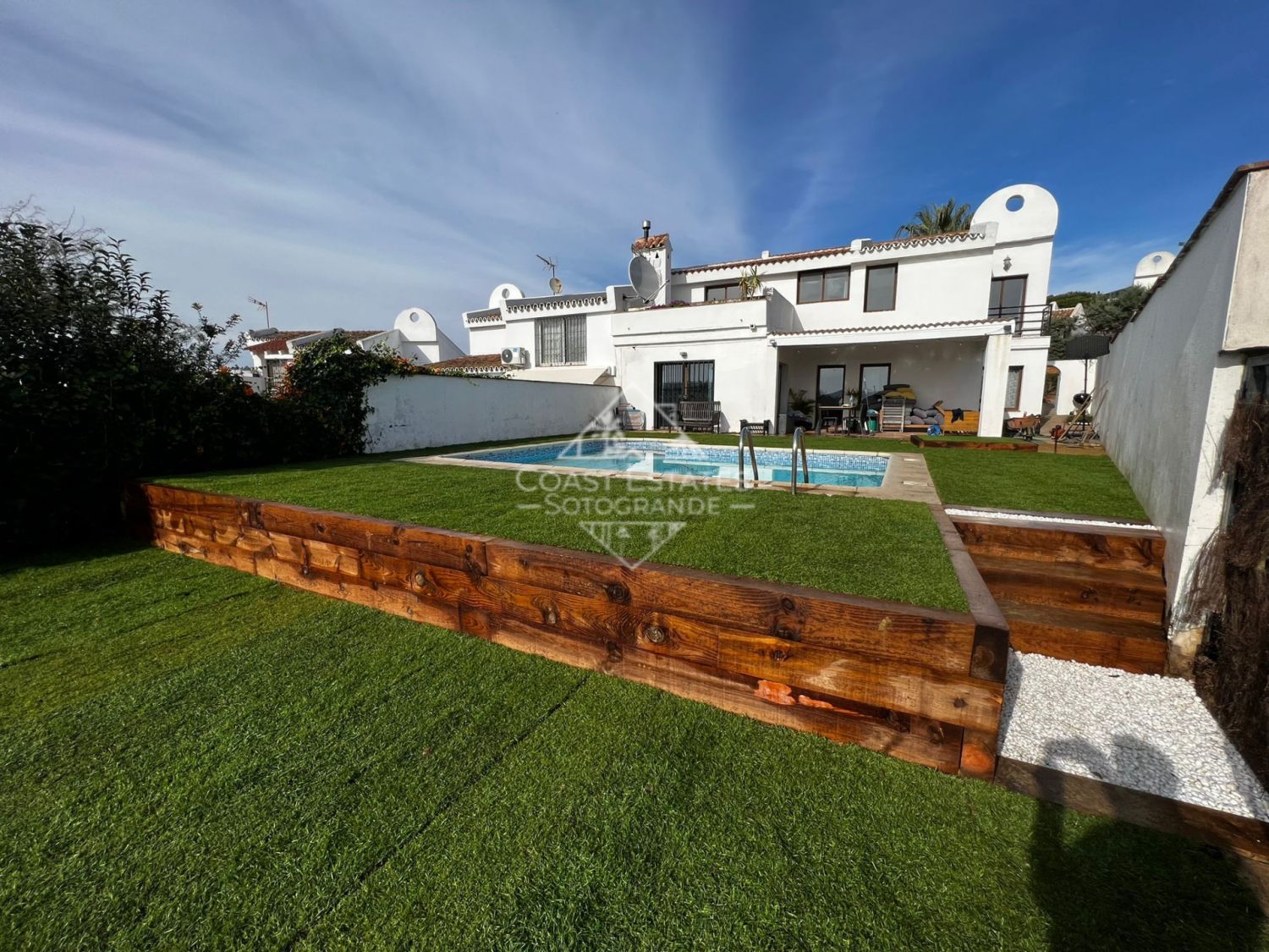 Casa adosada en la urbanización Sotomar con piscina privada disponible para alquiler de verano