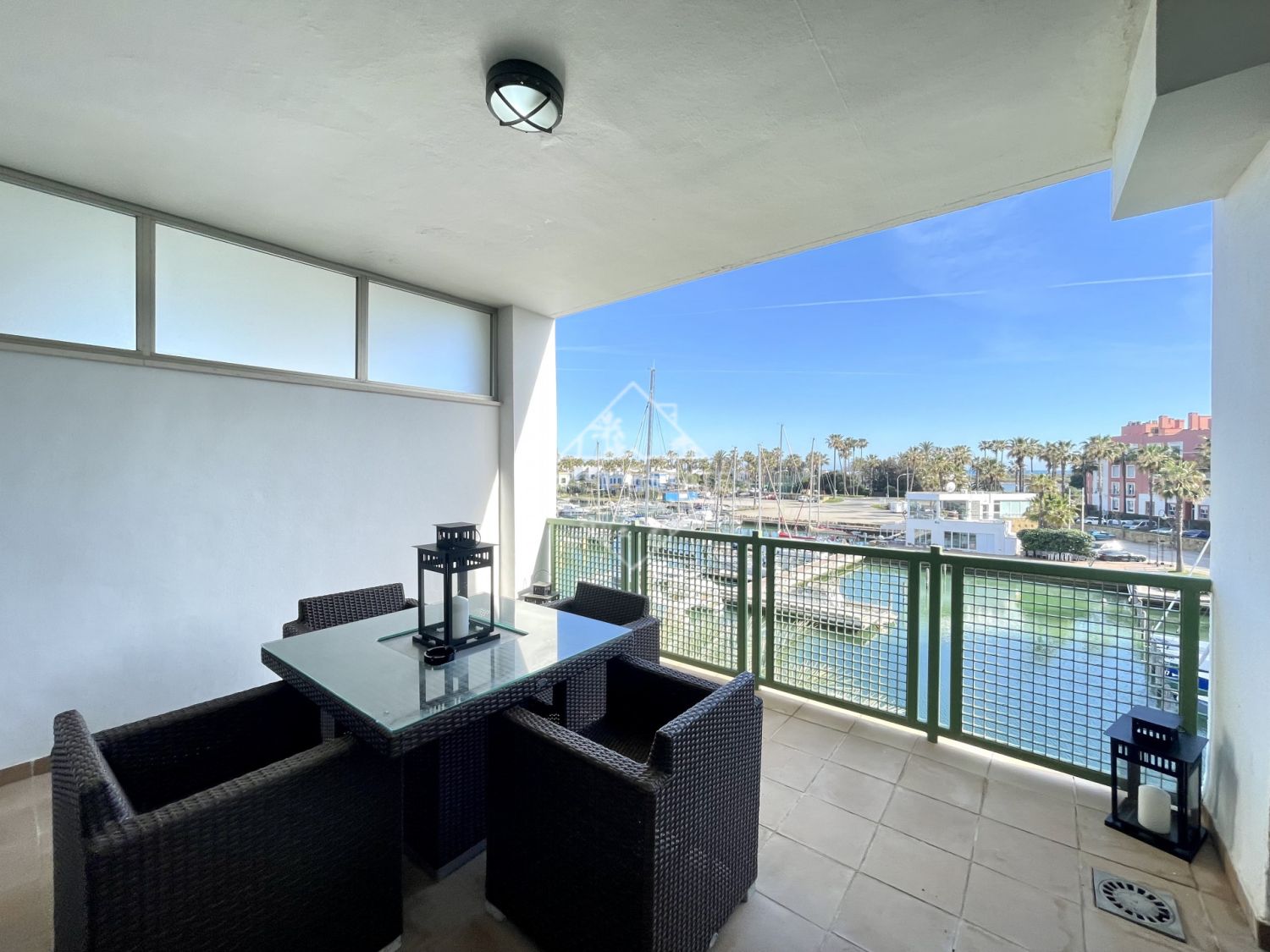 Apartamento de tres dormitorios con orientación sur y piscina comunitaria en la Marina de Sotogrande para alquileres de corta duración