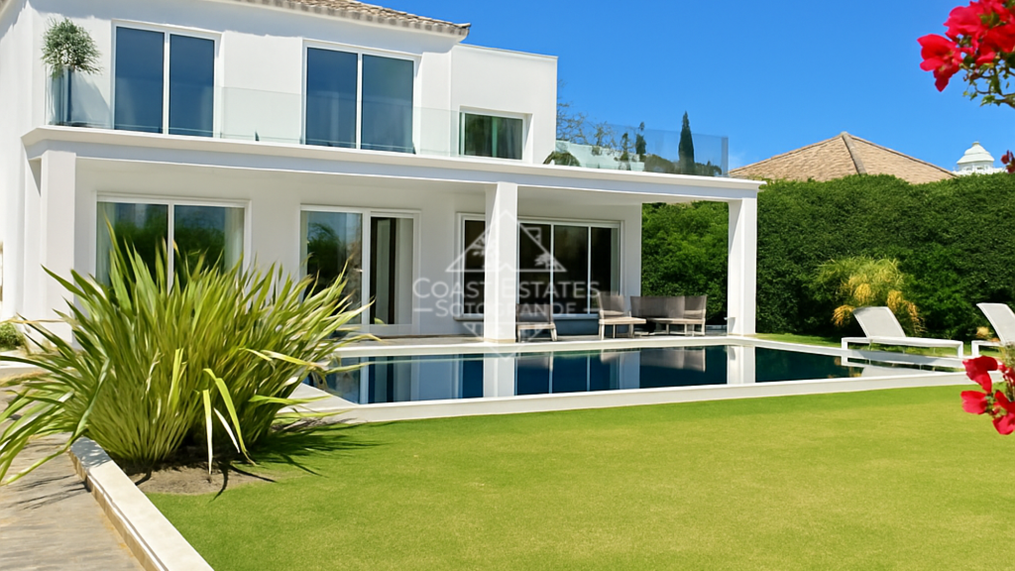 Villa moderna con 4 dormitorios y vistas impresionantes a las montañas y al mar en Sotogrande para alquiler a corto plazo