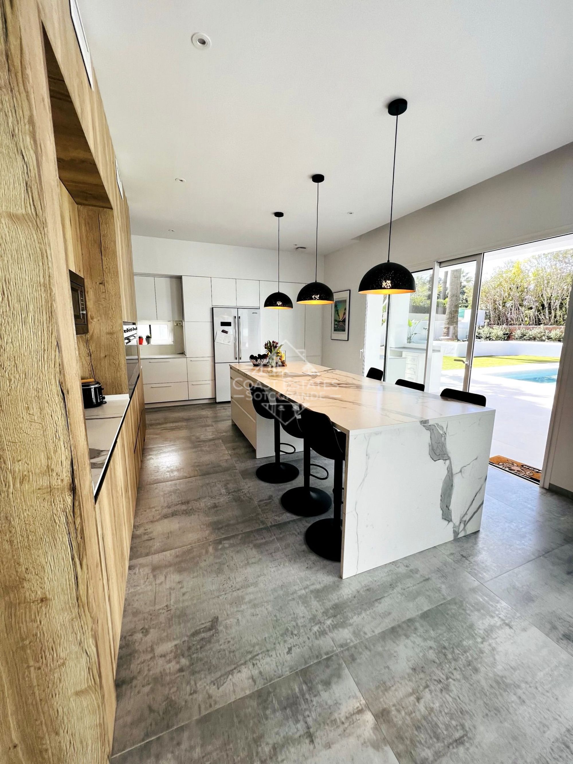 Villa moderna de nueva construcción con 6 dormitorios en Sotogrande Costa disponible para alquiler de verano
