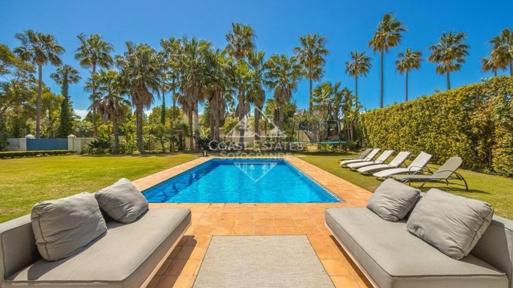 Villa in Calle Faisan with private gym in Sotogrande Alto available for summer rentals