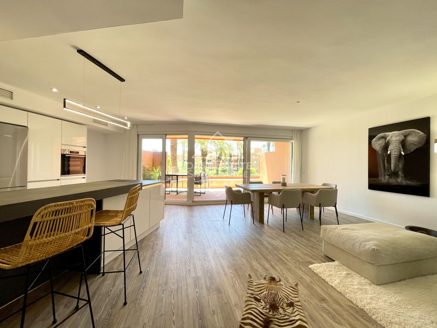 Stunning renovated 3 bedroom apartment with sea views in Paseo del Mar 