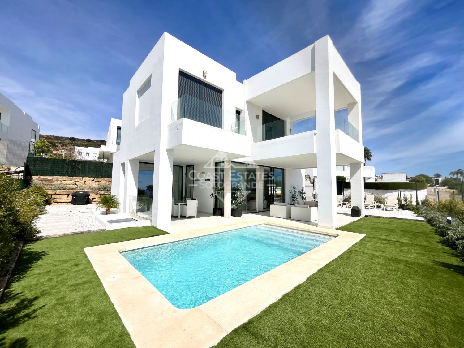 Moderne Villa mit atemberaubender Aussicht auf das Meer und Gibraltar zu verkaufen