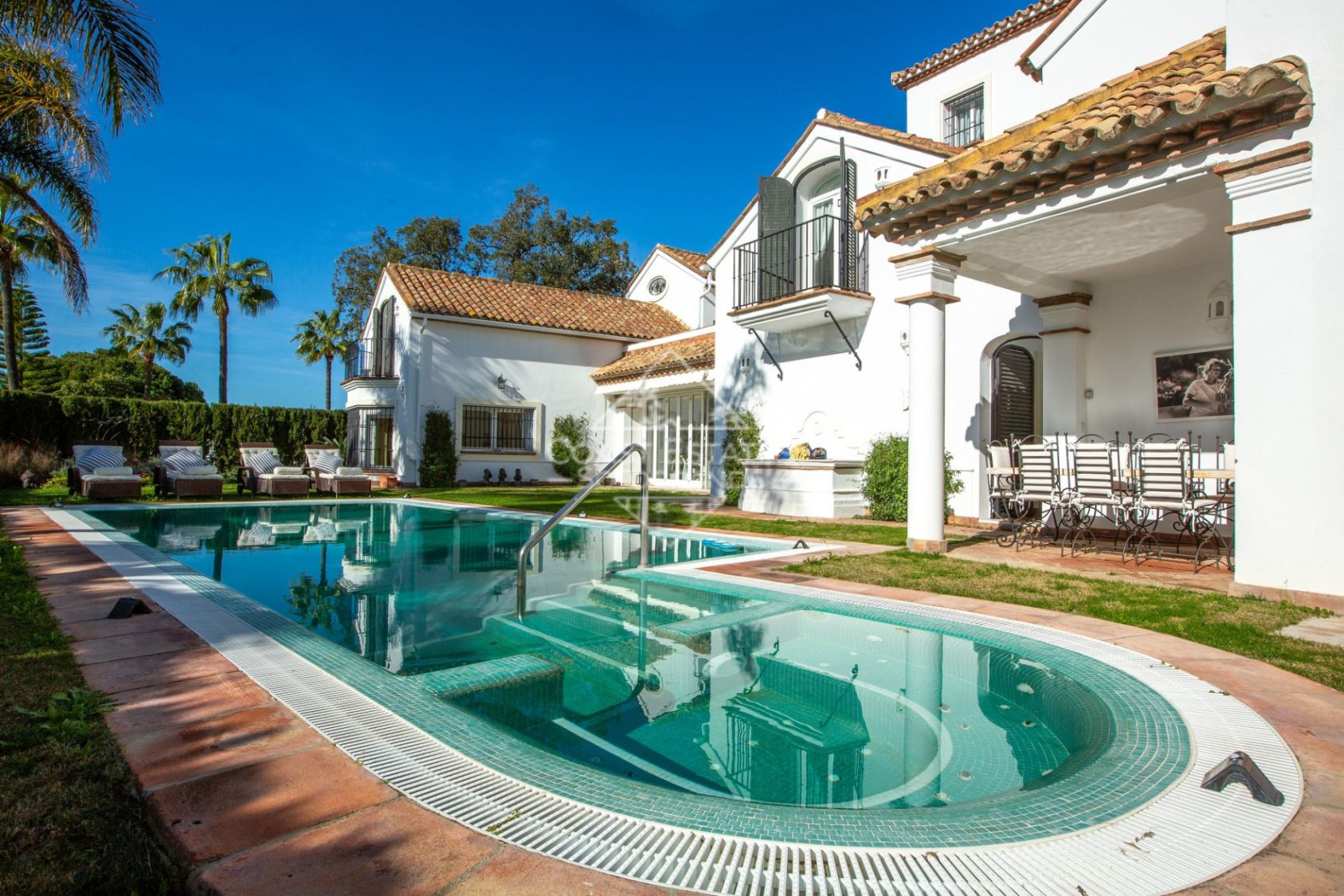 Geräumige Familienvilla mit 7 Schlafzimmern in der B-Zone von Sotogrande Costa zu verkaufen