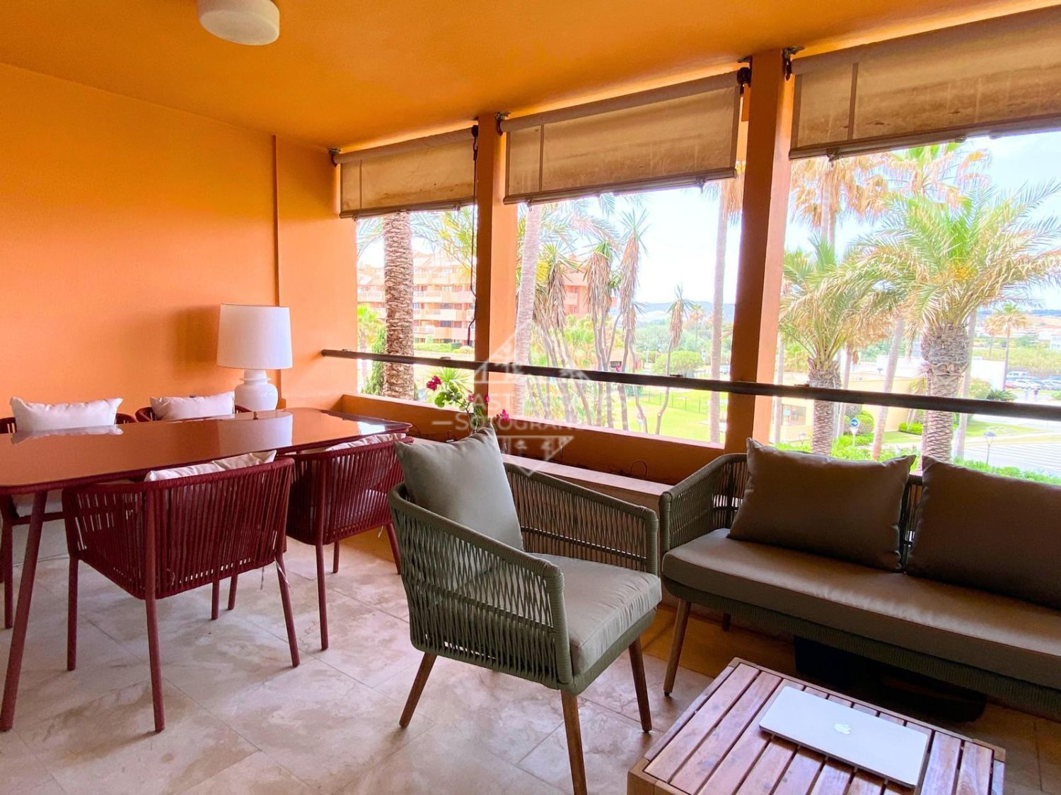Amplio apartamento de dos dormitorios en el centro del Puerto de Sotogrande