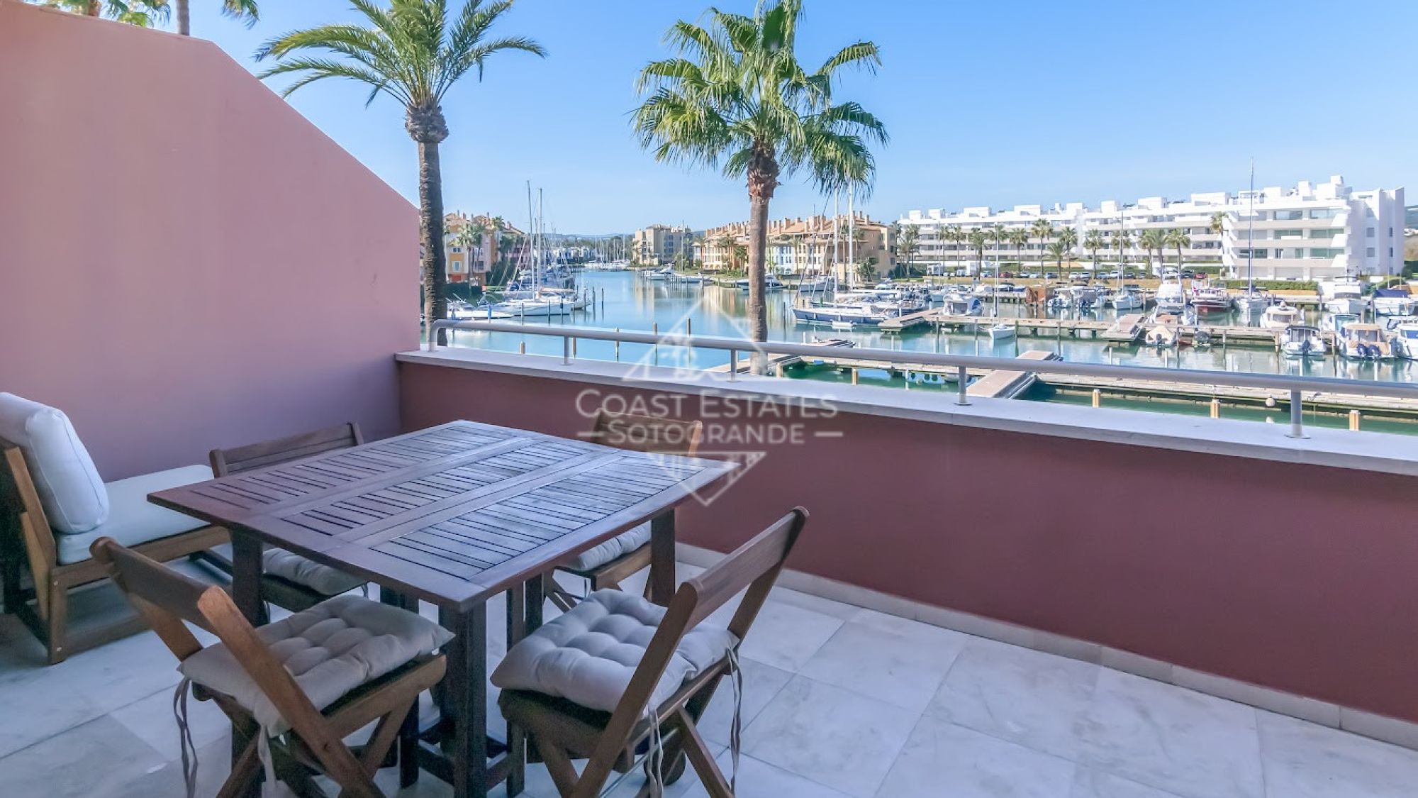 Dúplex frente al puerto deportivo en Ribera del Arlequín, Sotogrande