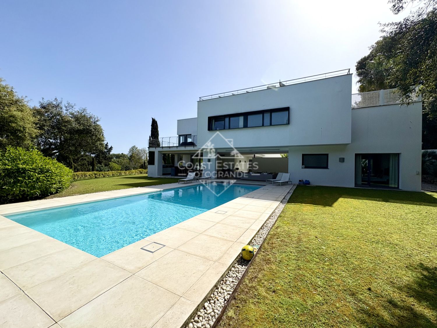 Villa contemporánea de 7 dormitorios en Sotogrande disponible para alquiler de verano