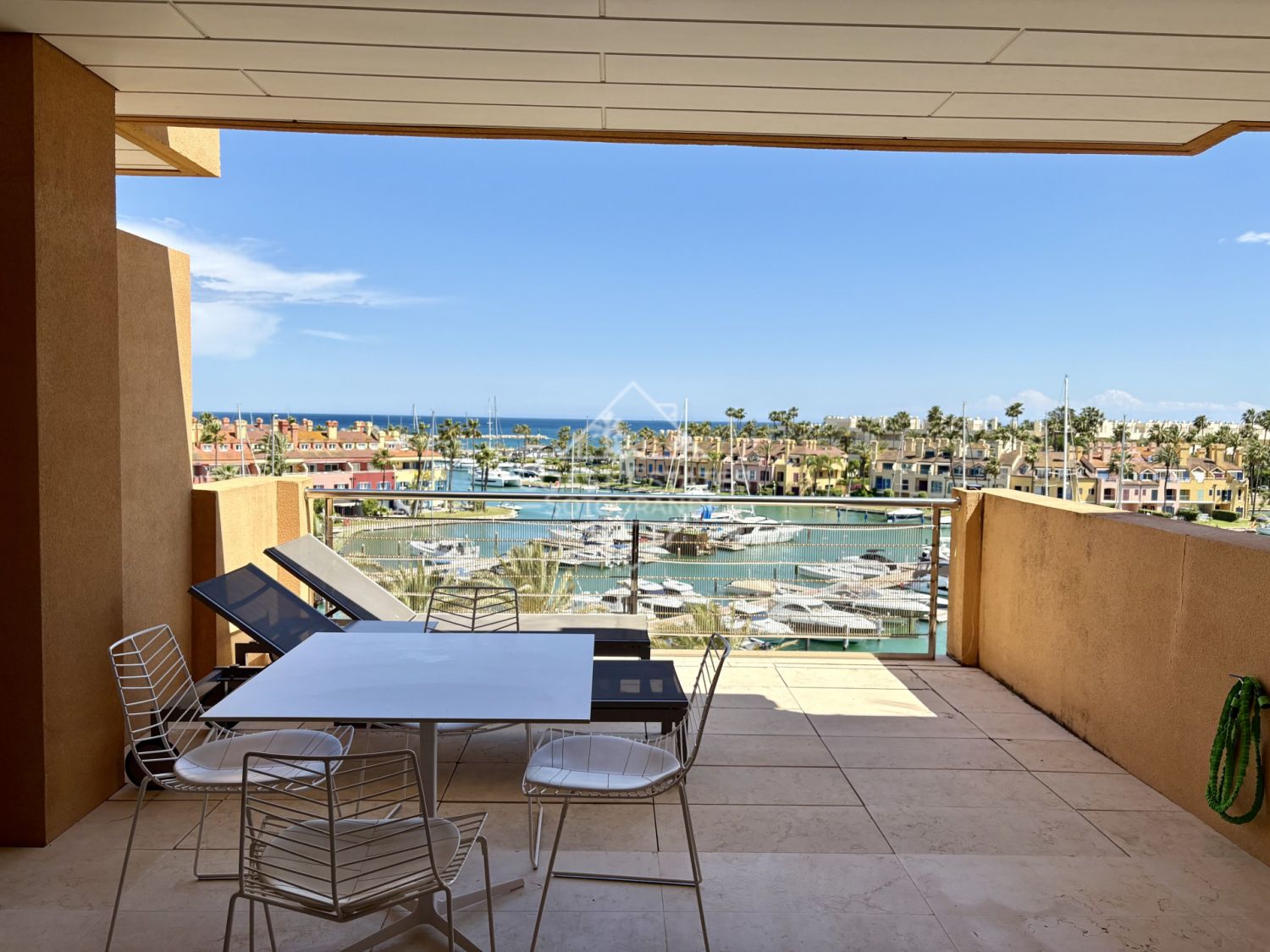 Se vende apartamento de dos dormitorios en el complejo residencial más cotizado "Ribera del Marlin" en la Marina de Sotogrande