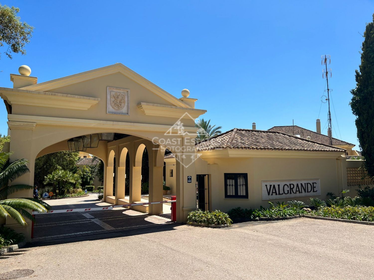 Amplio apartamento de cuatro dormitorios disponible para alquiler a largo plazo en la urbanización Valgrande, Sotogrande
