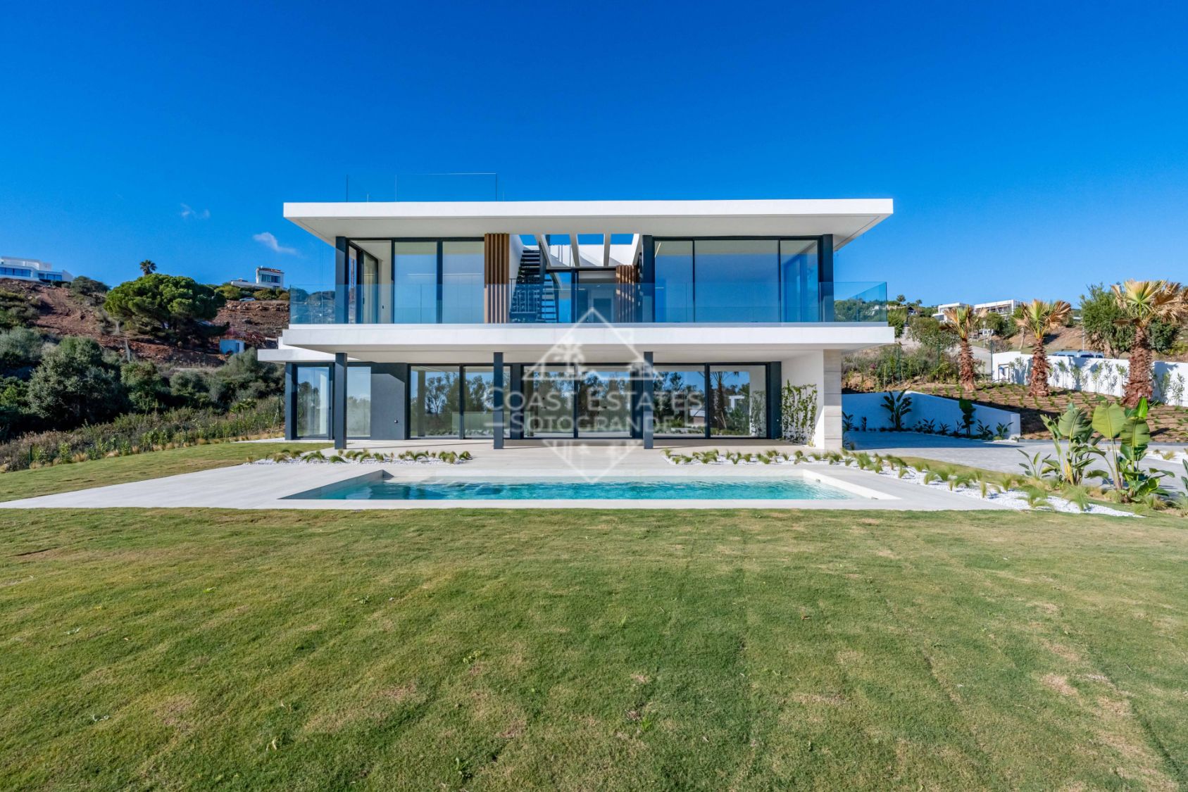 Villa Ebony – Vida de Lujo Moderno de la Mano de Lago Architects en la Exclusiva La Reserva, Sotogrande
