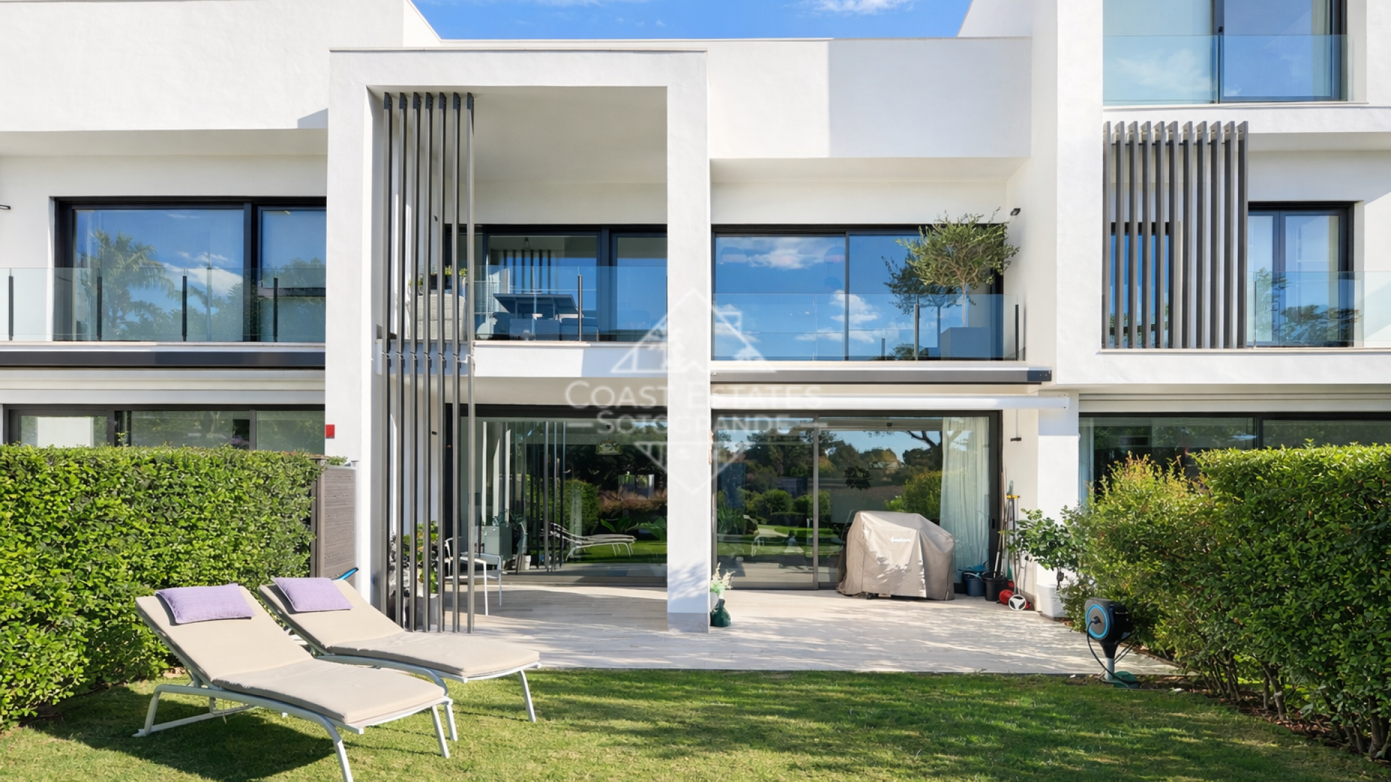 Modern Townhouse with stunning views in the urbanization Hoyo 17 in San Roque Club