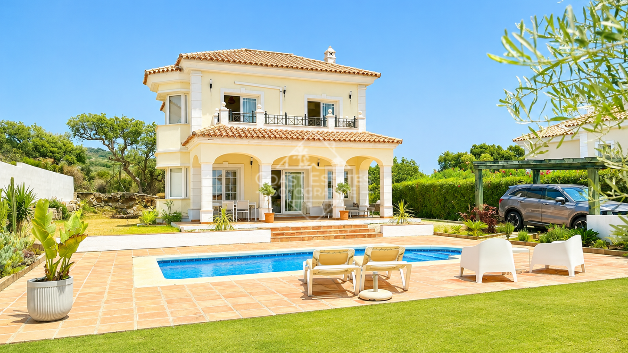 Charming Villa with Sea Views in Midsummer Mansions, Torreguadiaro