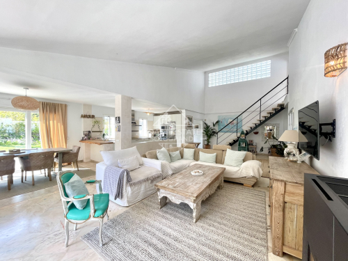 Moderna villa familiar con suite independiente para invitados en Sotogrande Costa para alquiler vacacional