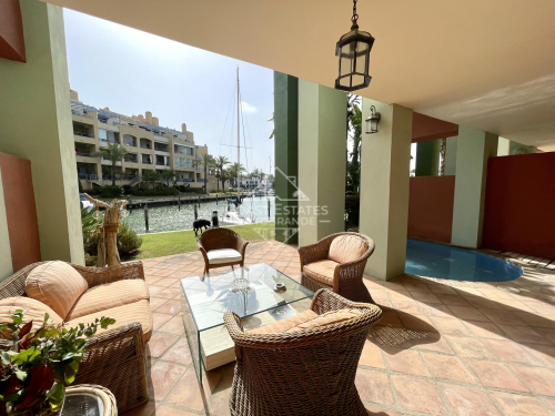Apartamento-Dúplex con piscina privada en el Puerto Deportivo de Sotogrande para alquiler de corta temporada