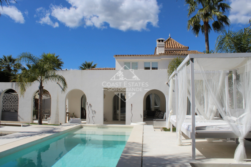 Moderne Villa im Ibiza-Stil mit 5 Schlafzimmern zur Ferienvermietung in Sotogrande Costa