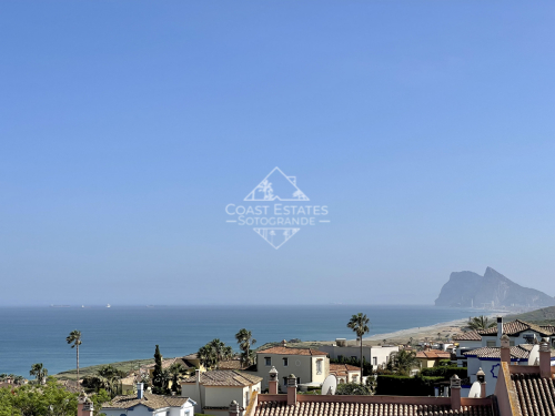 Stadthaus mit herrlichem Blick über das Meer und Gibraltar zur Sommermiete verfügbar
