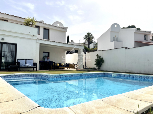 Casa adosada en la urbanización Sotomar con piscina privada disponible para alquiler de verano