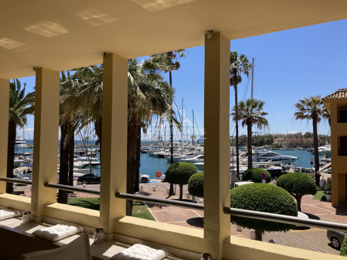 Modern three bedroom apartment in the heart of the port of Sotogrande available for short-term rentals
