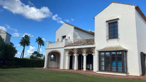 Villa in Los Cortijos de La Reserva in Sotogrande for sale, including two shares in the Golf Club of La Reserva