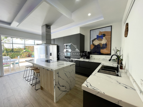 Moderne Wohnung in zweiter Meereslinie in Torreguadiaro zur Vermietung im August