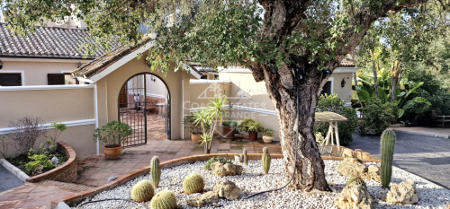 Andalusian-style villa mit 6 Schlafzimmern in einer Sackgasse in der D-Zone von Sotogrande zum Verkauf
