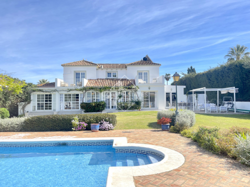 Charming modern family villa in B-Zone of Sotogrande available for summer rentals