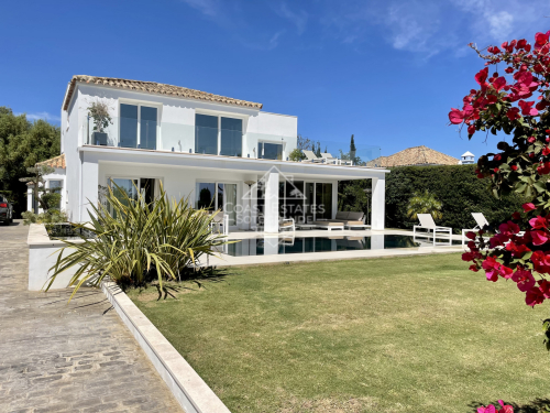 Modern villa with 4 bedrooms and stunning views over the mountains and the sea in Sotogrande for short term rent
