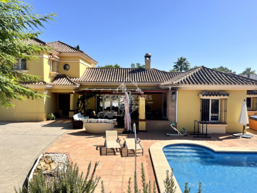 Charming villa with 5 bedrooms in sought-after area of Sotogrande Costa for long term rent