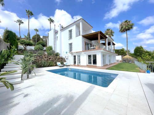 Modern family villa with guest apartment in F-Zone of Sotogrande Alto available for summer rentals