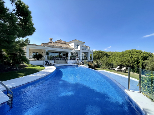 Beeindruckende Villa direkt am Golfplatz Almenara mit atemberaubendem Golf- und Meerblick zum Verkauf in Sotogrande Alto