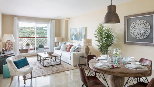 Tadellose Zwei-Zimmer-Wohnung mit Meerblick in Alcaidesa zu verkaufen