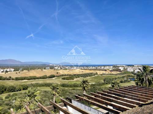 Penthouse with impressive golf and sea views and spacious solarium in Alcaidesa