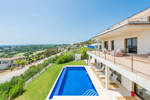 Luxury villa with 6 bedrooms and stunning views in La Reserva de Sotogrande