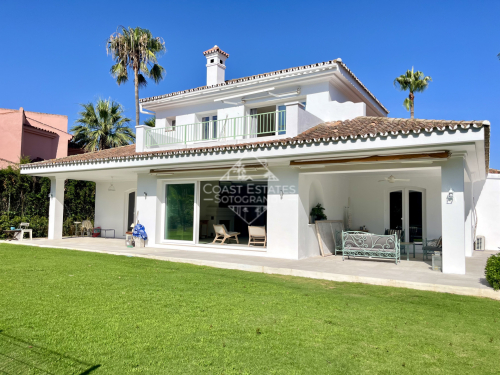 Modern villa with 5 bedrooms in Sotogrande Costa available for summer rent